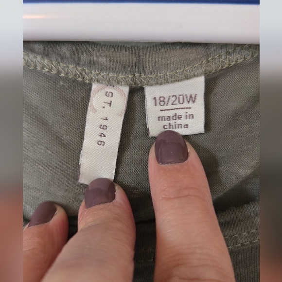 Est. 1946 Graphic Tee Size 18/20 W - Picture 4 of 4